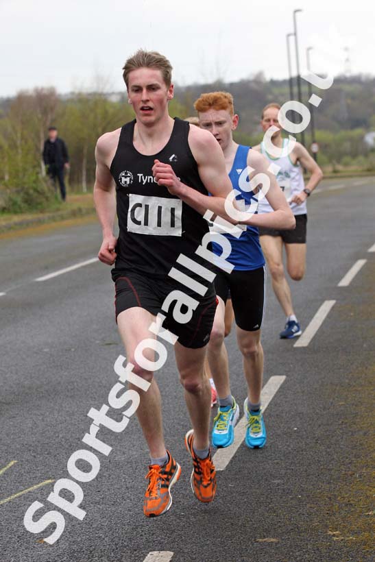 Senior mens relay, Elswick Good Friday Road Races. Photo: David T. Hewitson/Sports for All Pics